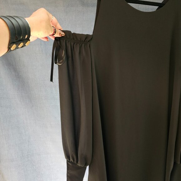 I am simply gorgeous black cold shoulder dress. Size M - Picture 2 of 4